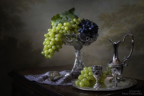 Натюрморт с виноградом и вином