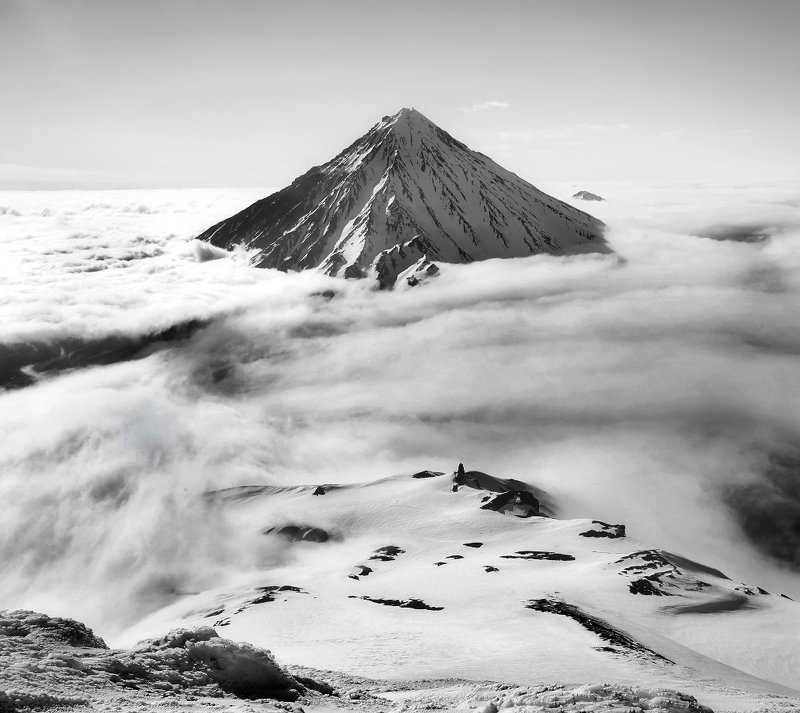 камчатка, вулкан, корякский, авачинский, небо, облака, горы, снег На спуске с Авачи II фото превью