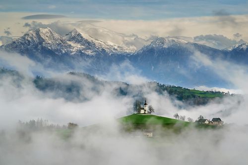 В стране уютных туманов. Church of st Thomas Slovenia