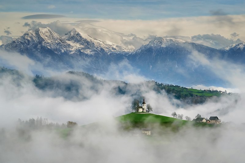 В стране уютных туманов. Church of st Thomas Slovenia фото превью