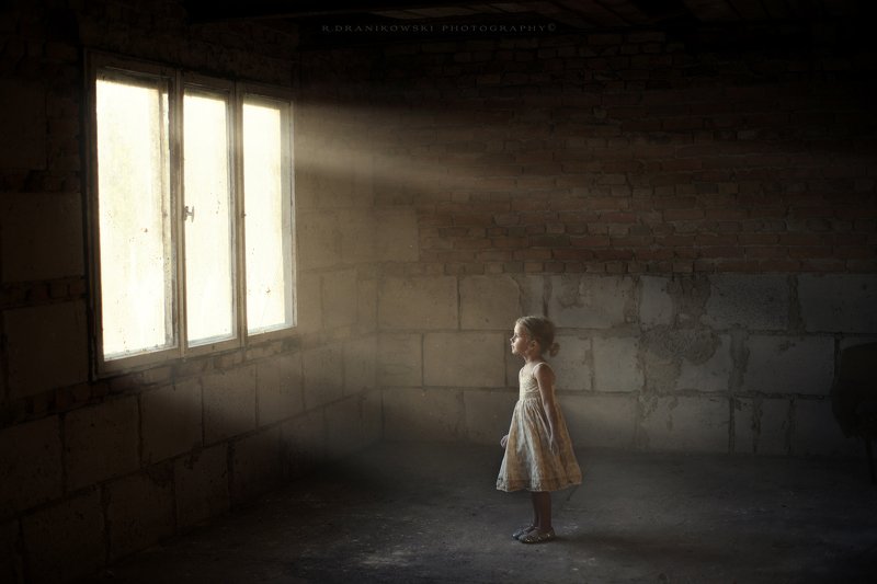 magic light little girl window девушка sunlight mist окно девчушка dranikowski child Light фото превью