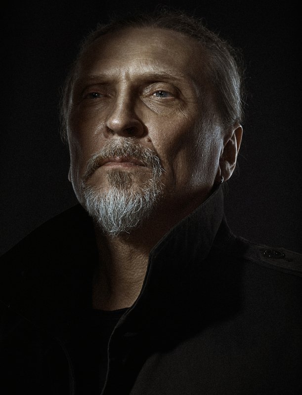 portrait, old, face, person, senior, black, expression, people, elderly, serious, thinking, eyes, dark, mature, head, human, white, beard, handsome, young, closeup, age, wrinkles, guy, sad man фото превью