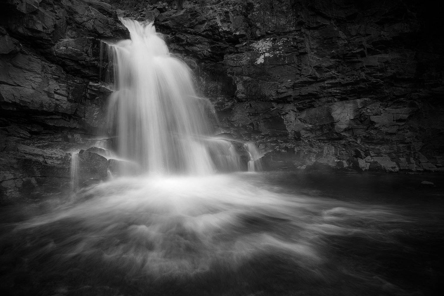 пейзаж, природа, водопад, река, речка, горная, горы, скалы, камни, поток, течение, чб, чернобелое, сибирь, алтай, кокоря, Дмитрий Антипов