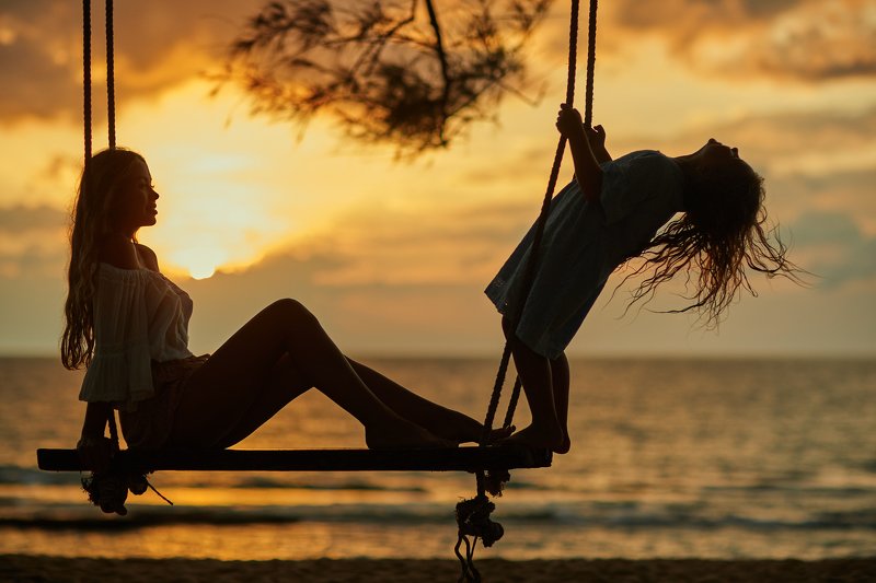 семья мама дочь таиланд на качелях фото превью