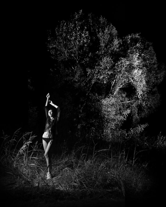 чбфото, ночная съёмка, девушка В пятнах света фото превью