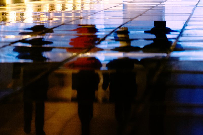 Отражение в подземном переходе фото превью