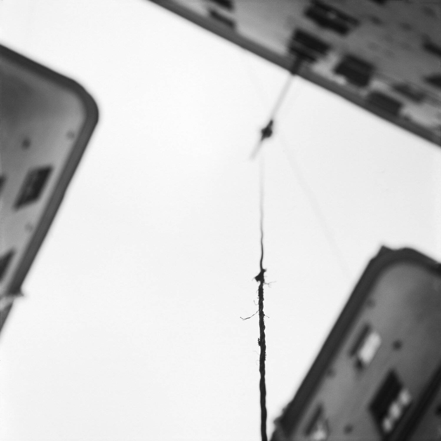 трос, нерв, потрепанные, натянутые, нервы, небо, двор-колодец, стресс, город, Дмитрий Ткаченко