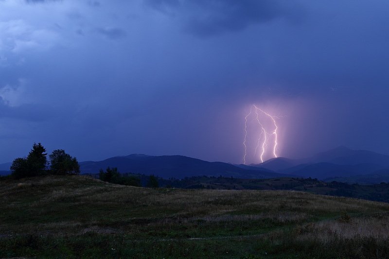 горы, гроза, карпаты, молния, ночь Беспокойная ночь фото превью