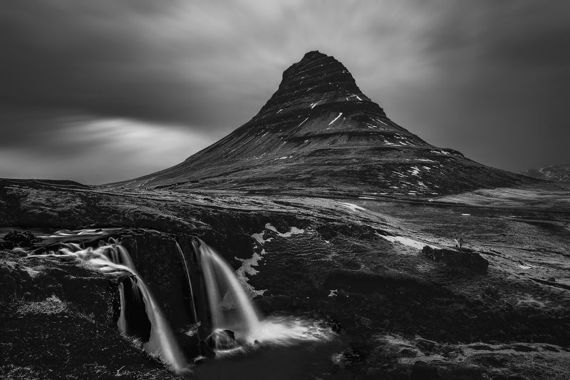 The waterfall behind the mountain фото превью