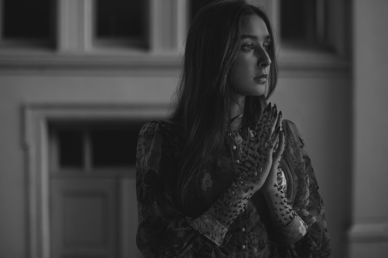 девушка, руки, портрет, шипы, взгляд, girl, hands, portrait, spikes, thorns, sight Влада фото превью