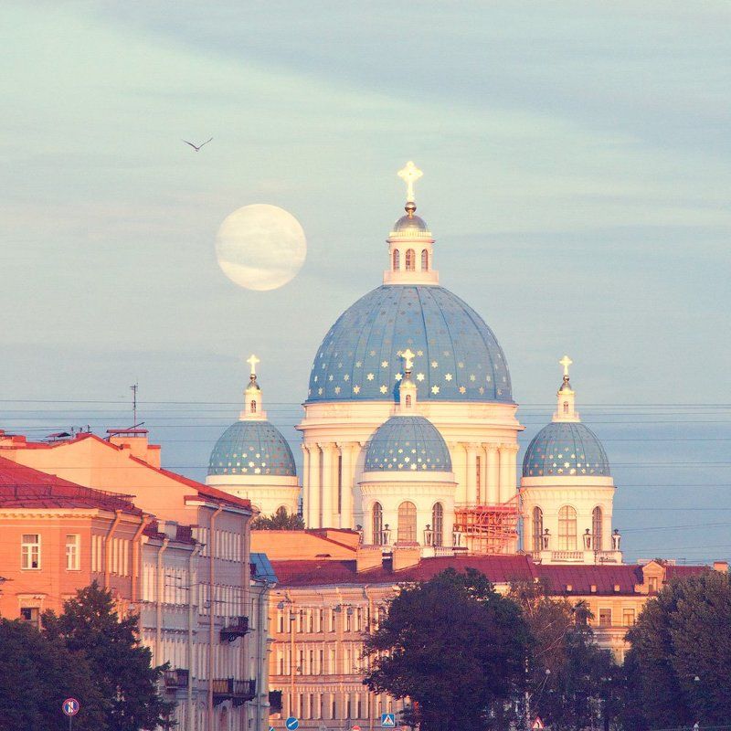 Троицкий собор и полная луна фото превью