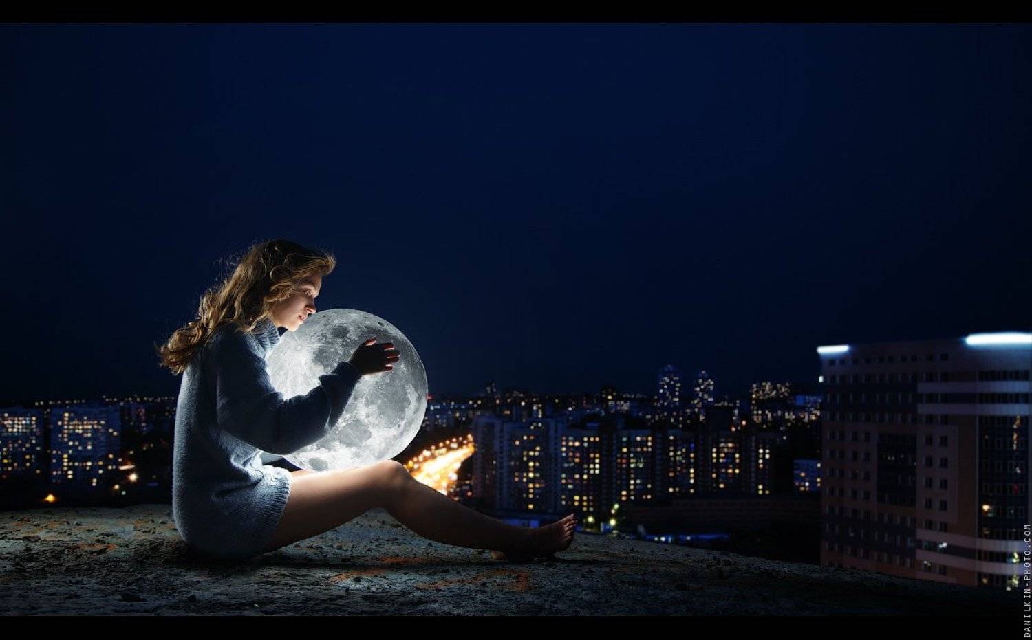 девушка, луна, крыша, город, свитер,, Данилкин Геннадий