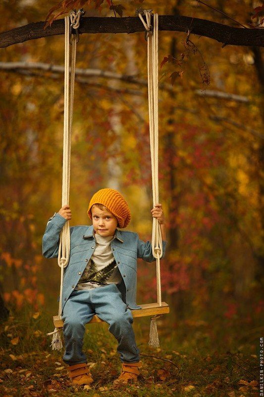 ребенок, дитя, осень, закат, лес, листва, собака, колесо, качеля, Ребенок фото превью