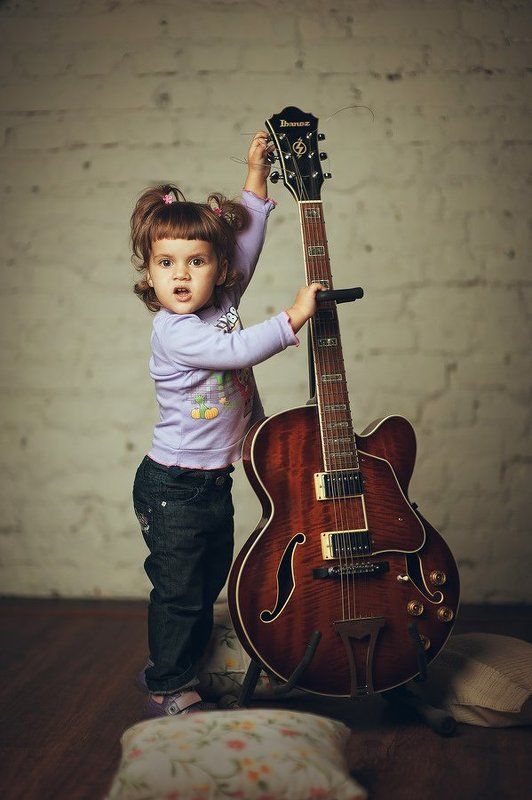 девочка, гитара, стена, girl, a guitar, a wall *** фото превью