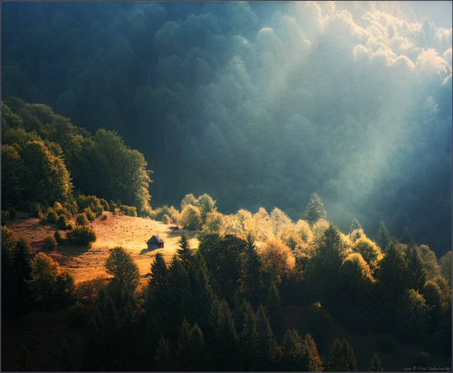 карпаты, горы, закарпатье, межгорье, луч, свет, утро, дымка, лучи, поляна, склон, пятно, Влад Соколовский