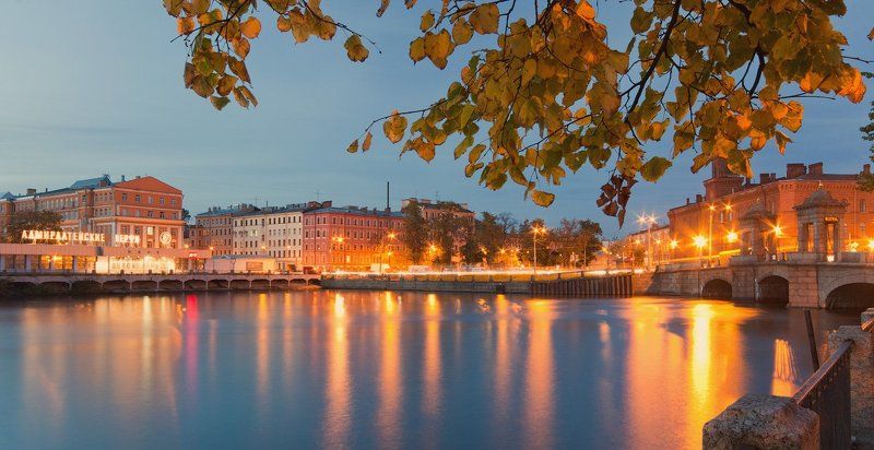 Верфи в осенней листве фото превью