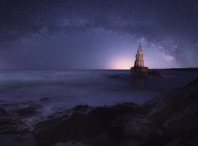 Looking at the night sky фото превью