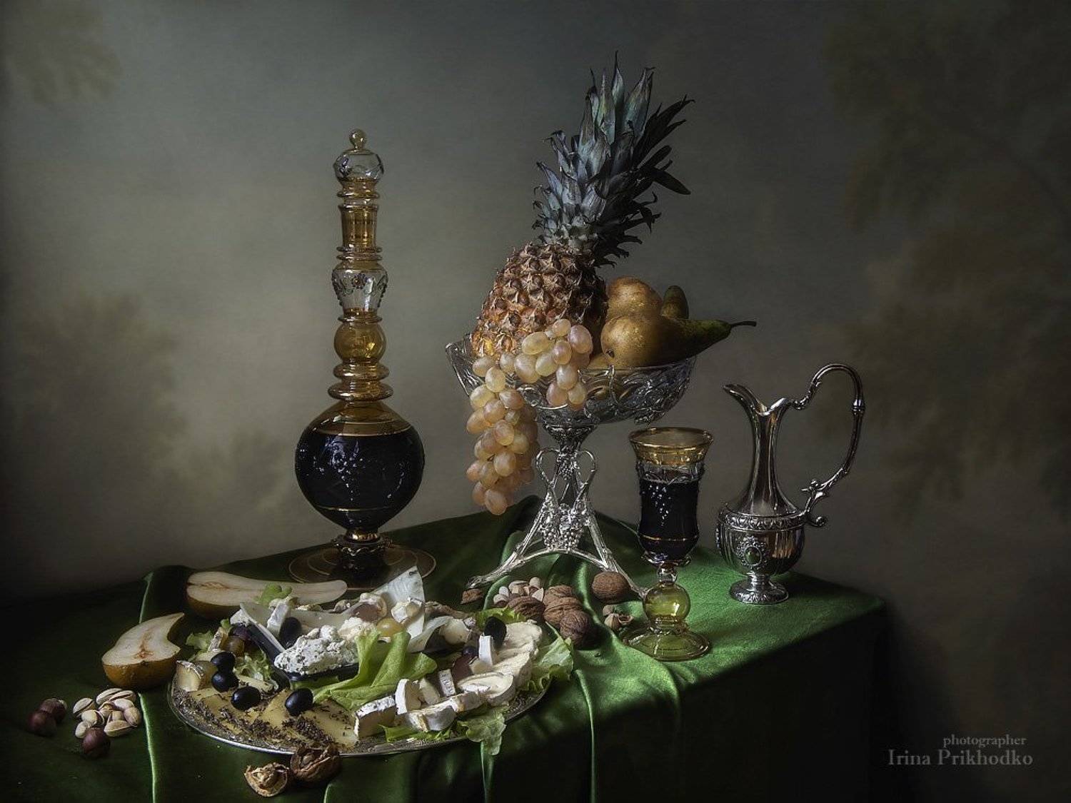 натюрморт, стол, еда, ретро, винтажный стиль, красивая посуда, сырная тарелка, фрукты, вино, Ирина Приходько