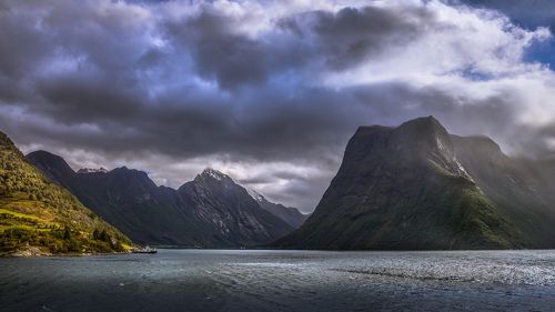 Горы и фьорды по пути в Урке (Норвегия).