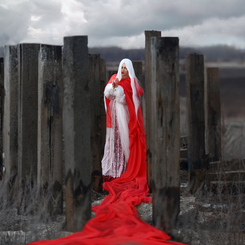 бесплодная земля, красный плащ, белые волосы, блондинка, сваи, хмурое небо, серый  фото превью