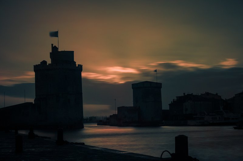 city; dawn; sunlight;winter; sea; light; france Dawn hivernal sur les tours de La Rochelle фото превью