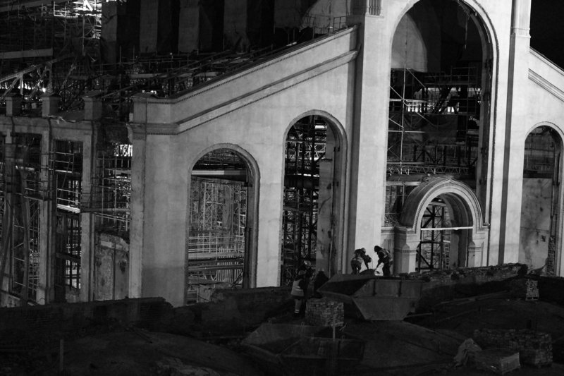 о чем поёт ночная птица, перфоратор, стройка, реконструкция, ГЭС-1, ночь, ночная работа, строительные леса Песнь дятла фото превью