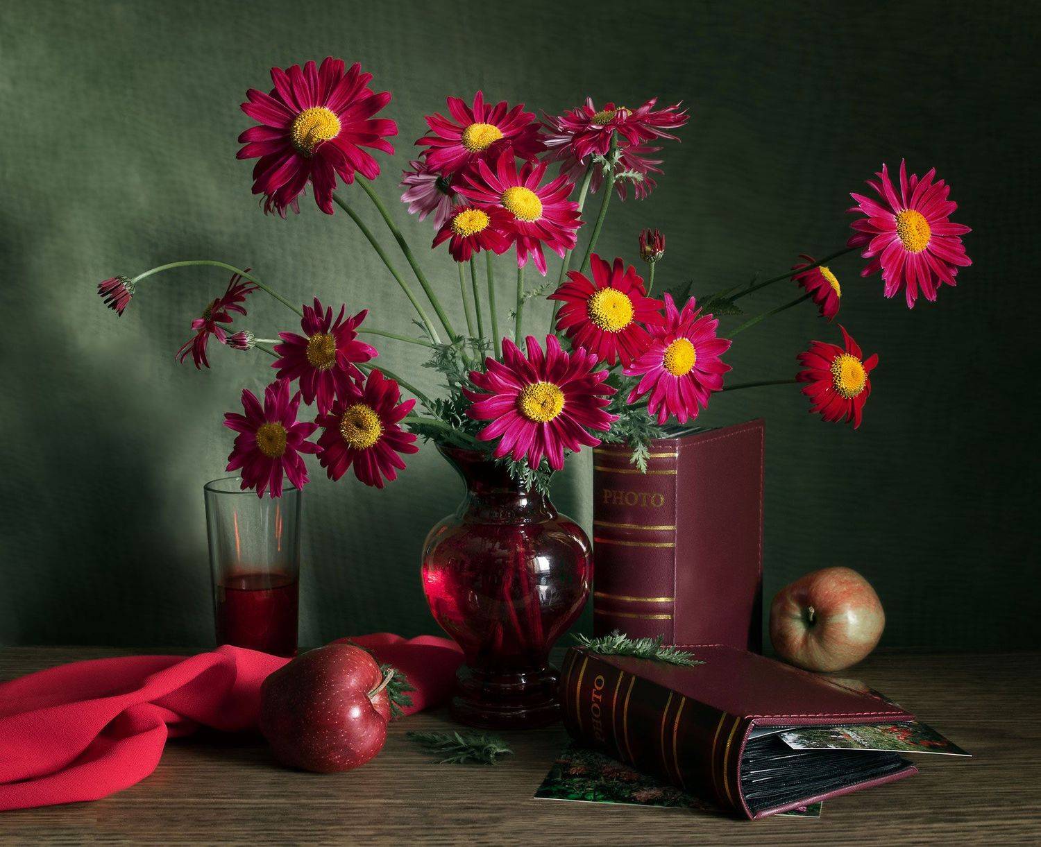 натюрморт, цветы, красные ромашки, пиретрум красный, ваза, фотоальбом, фотографии, яблоки, стакан, сок, напиток, Вера Лопатина