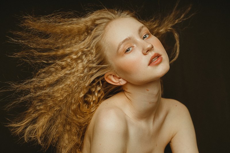 портрет, импульсный свет, молодые девушки, юность, юные, летящие волосы, длинные волосы Young фото превью