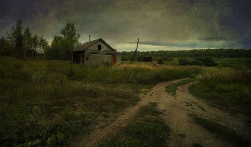Дом у дороги