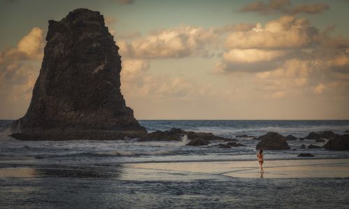 в противовес