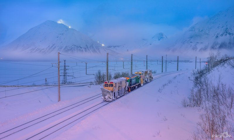 кировск, мурманск, апатиты, горы, туман, зима, рассвет, полярная ночь, железная дорога, поезд, снегоочиститель, закат, озеро, север, kirovsk, murmansk, apatity, mountains, fog, winter, dawn, polar night, railway, train, snow blower, sunset, lake, north *** фото превью