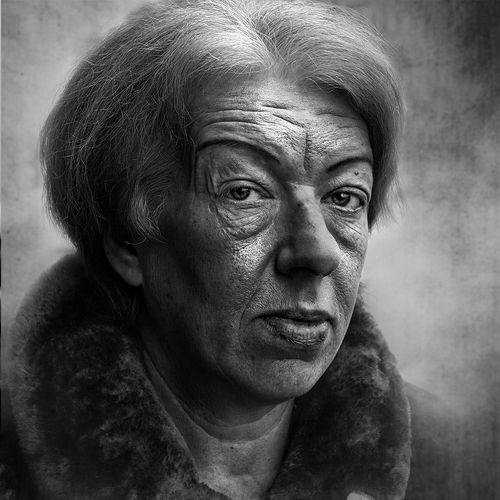 Бровью повела