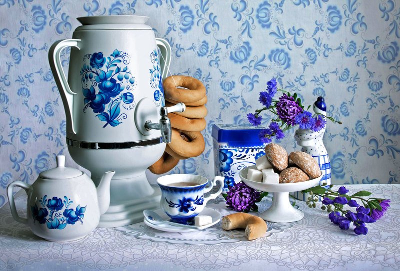 натюрморт , гжель, самовар, чайник,  чай, чашка, блюдце, сахар, баранки, ваза, пряники, скатерть, цаеты, петушок, собачка Гжель фото превью
