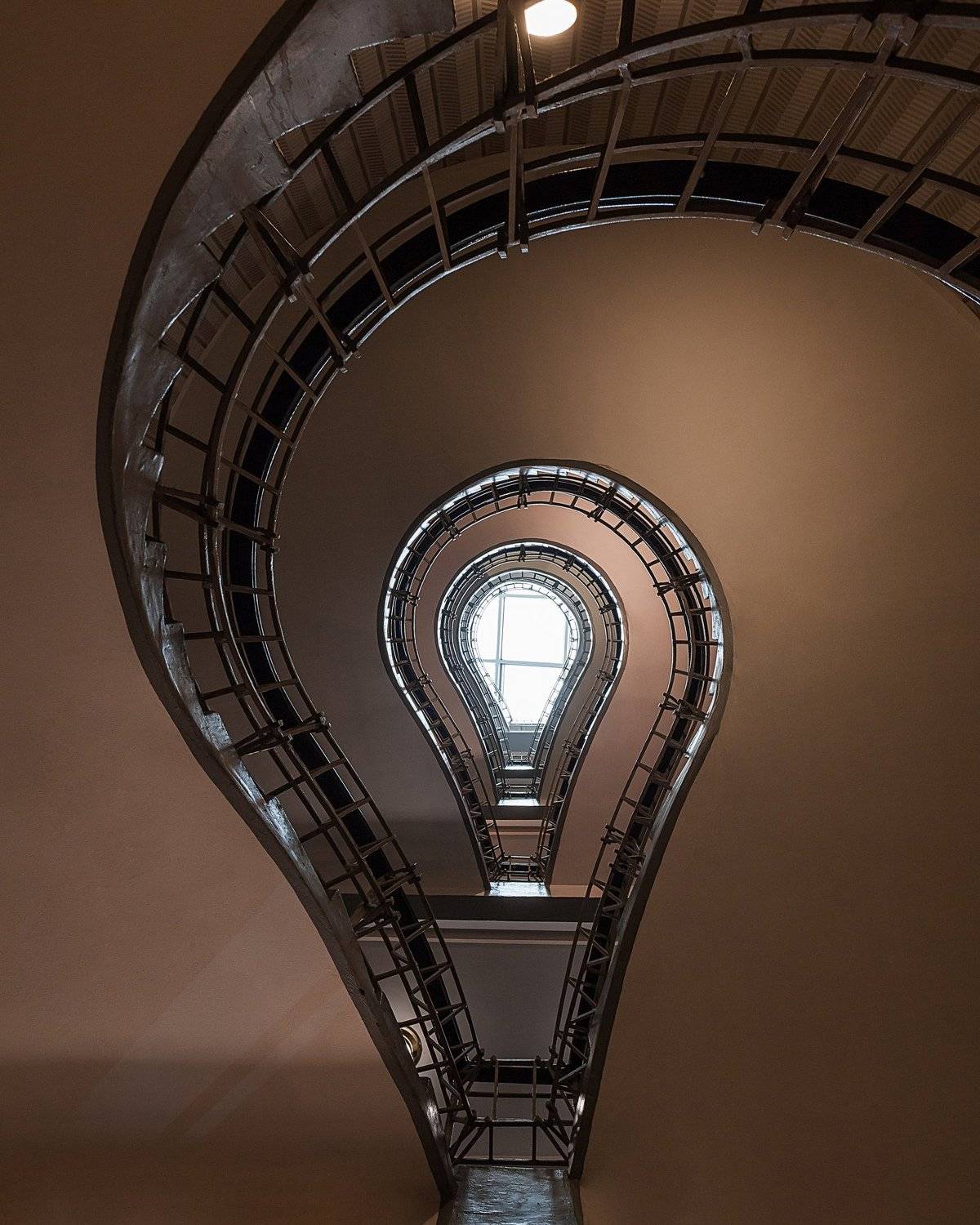 лестница, свет, архитектура, лампочка, парадные, паттерны, прага, Лилия Павлова