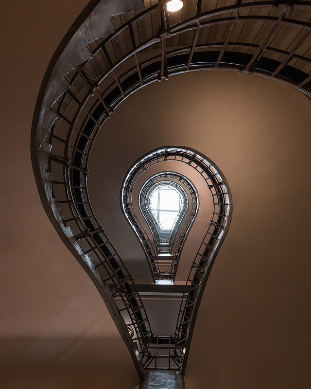 лестница, свет, архитектура, лампочка, парадные, паттерны, прага Лампочка фото превью