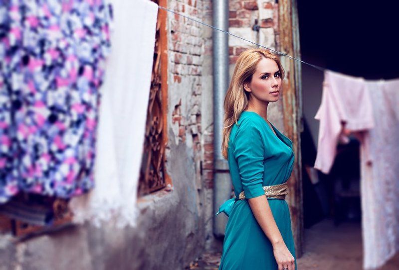 портрет, девушка, дворик, стирка Lady\'s job фото превью