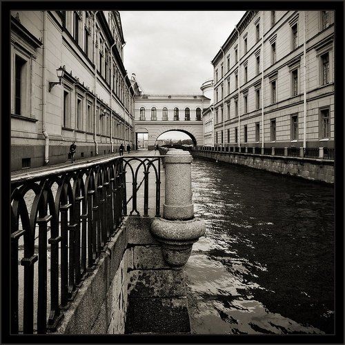 Простая питерская квадратная сепия со знакомым ракурсом Зимней канавки
