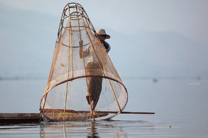 мьянма, бирма, озеро инле, рыбак, лодка, сеть Мьянма. Утро на озере Инле. фото превью