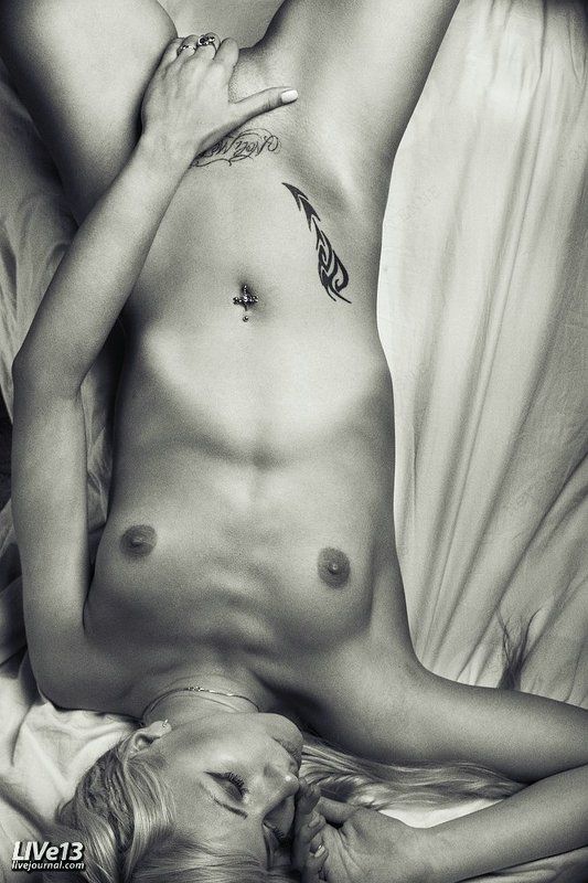 На уголке кровати фото превью