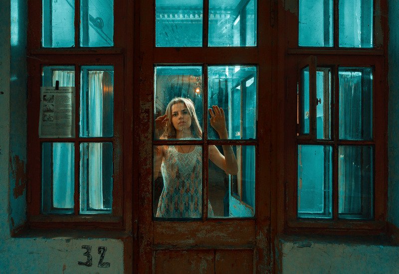 девушка, зеленый, свет, подъезд, парадная, красиво Свет фото превью