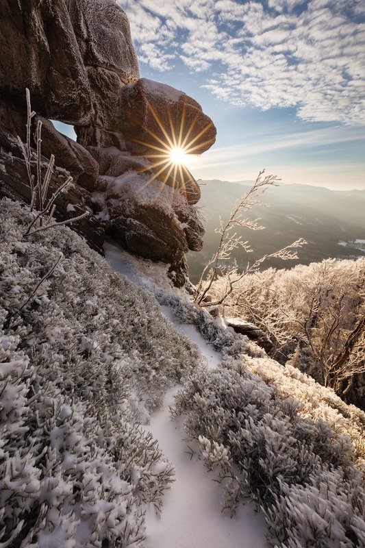 rock, sun, sunstar, winter, snow, czech republic, sky, clouds, czechia, landscape, mountains Giant of Stone фото превью