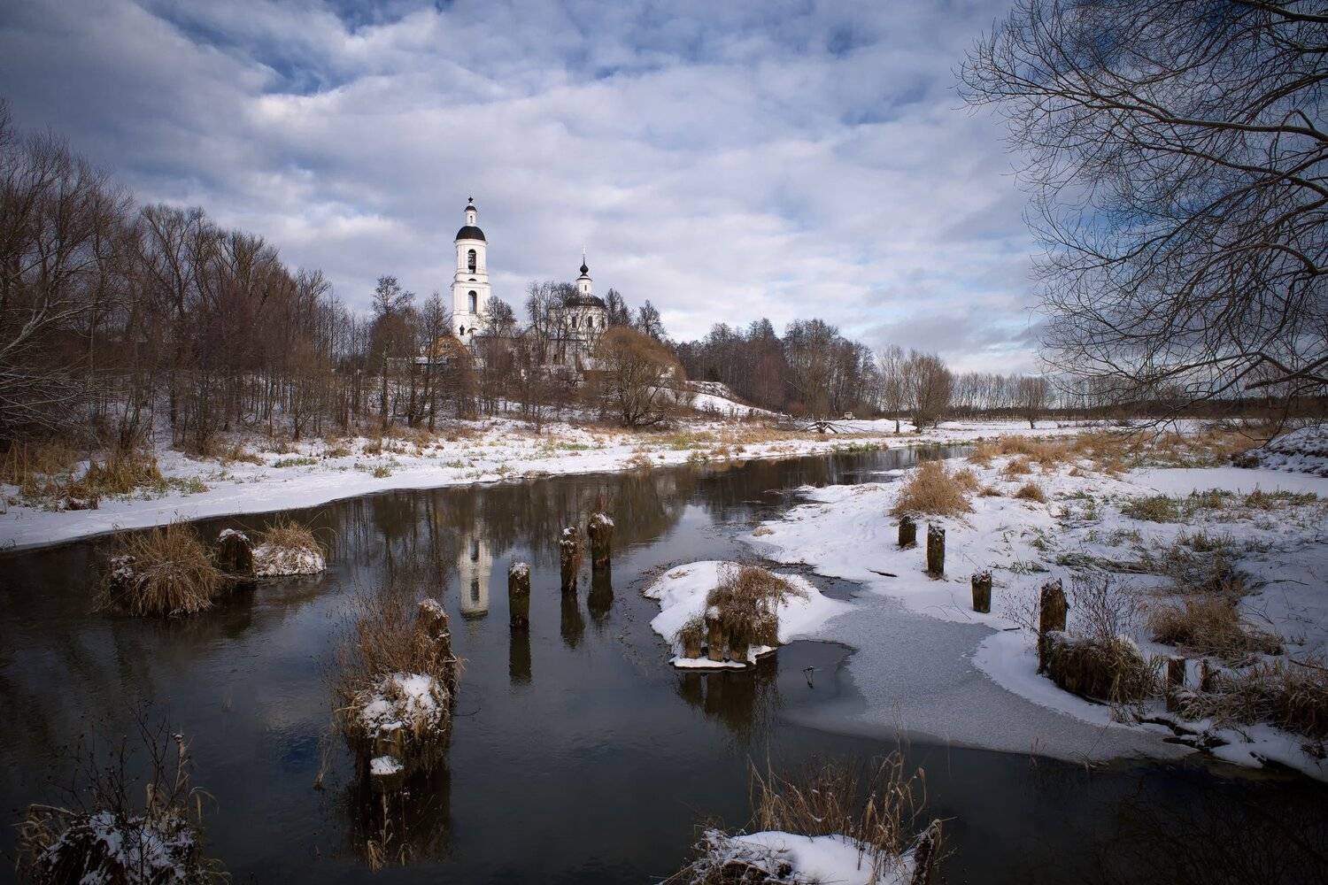 зима,снег.река.церковь,небо,облака,пасмурно, Виталий Полуэктов