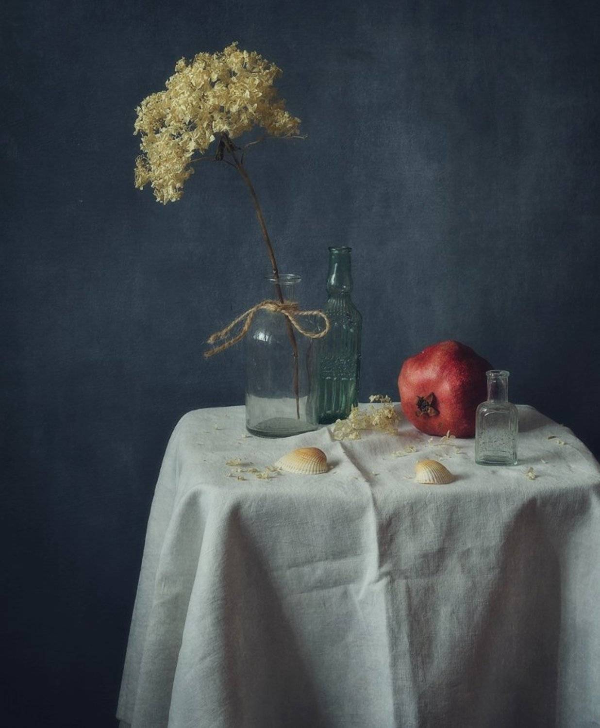 натюрморт,цветы,гортензия,ракушки,бутылки,стекло,гранат, Калимбекова Наталия