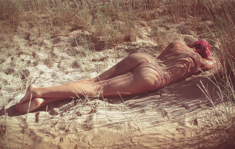 лето песок, тень девушка, ню.. \