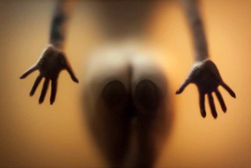 За стеклом фото превью