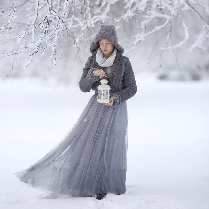 зима, метель, иней, девочка с фонарем, снег, зимняя история, зимняя сказка  фото превью