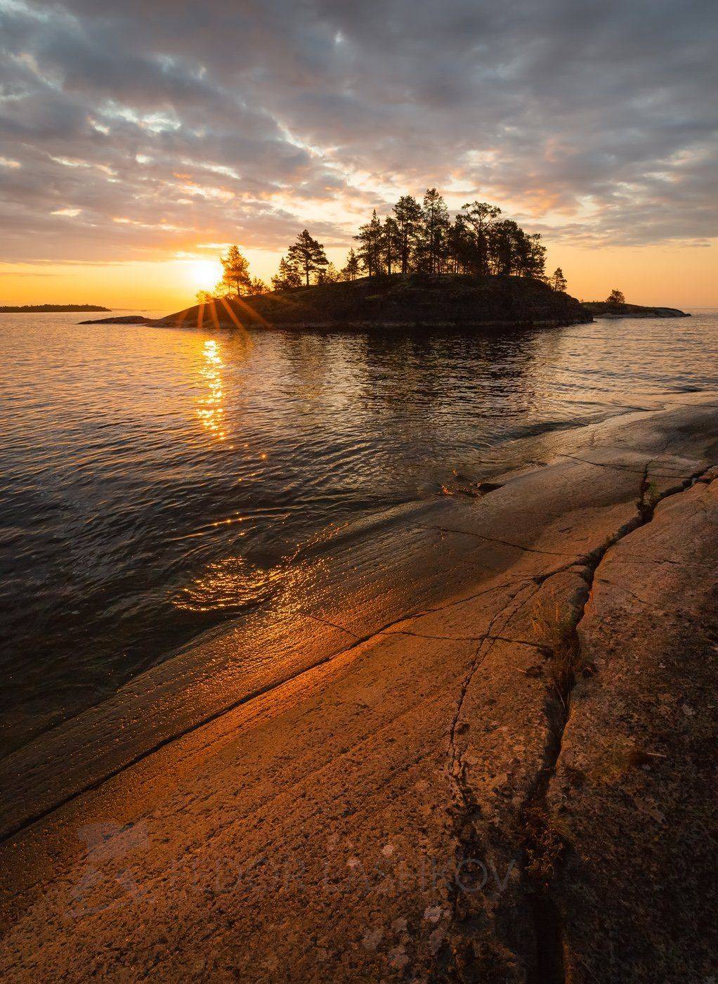 ладожское озеро, карелия, шхеры, лето, август, остров, гранит, небо, тучи, облака, вода, скала, янтарный, волны, рассвет, солнце,, Лашков Фёдор