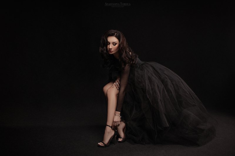 тордуа фото девушка черныйфон художественноефото недотрога фото превью