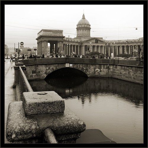 Простая питерская квадратная сепия с видом Казанского собора в пасмурную погоду