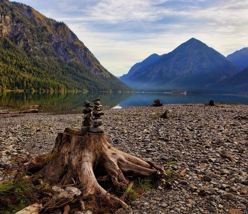 австрия, озеро,горы на тихом озере фото превью